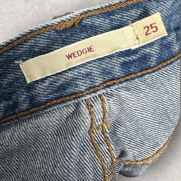 Levis Wedgie Button Fly High Rise Jeans Womens Size‎ 25 Raw Hem Denim Minimalist - Picture 2 of 10